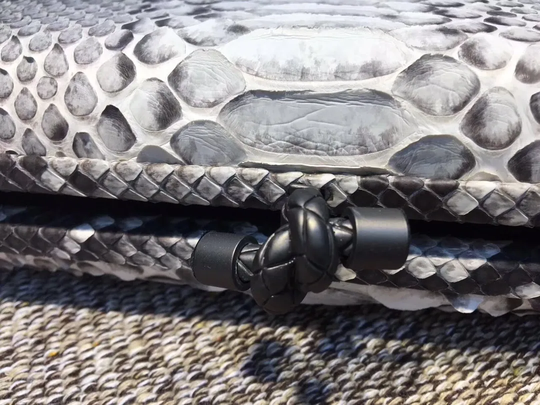🔥🔥Model No. 8651🔥🔥This elegant clutch bag is one of the most popular handbags in woven bags. It is an interpretation of a classic design that was reintroduced in 2001. Since its launch, the Knot clutch has exhibited exquisite craftsmanship and integrated different styles from low-key to flamboyant. Each new Knot product demonstrates the irresistible and timeless charm of this classic handbag. This luxurious handbag features the signature braided rope buckle and is crafted from rare yellow-ringed forest snake and water snake skins. More charming and luxurious texture. Size Large 25cm